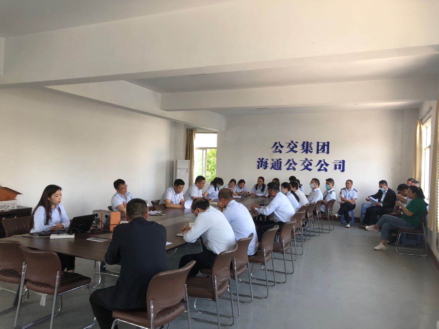 公交集團(tuán)公交事業(yè)一部開展“決勝脫貧攻堅·眾志成城·黨員愛心幫扶”主題黨日活動